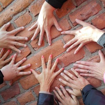 Monta kättä yhdessä Kaupunkiseikkailussa