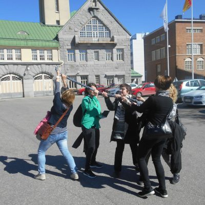 Kaupunkiseikkailu Amazing Tampere menossa ja ryhmä on paloaseman edessä